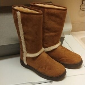 NWT Maurice’s boot, light tan, Naomi faux fur size 9
